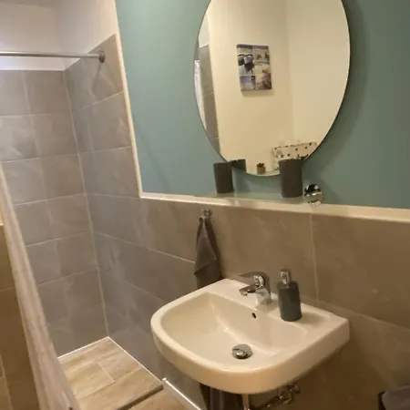 Appartement 1 Mit Kueche Und Neuem Bad, Frisch Saniert Friedrichskoog